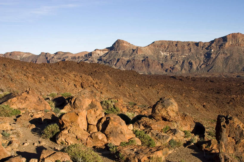 无人,公园,横图,室外,白天,正面,旅游,度假,草地,草坪,石头,美景,沙漠,山,山脉,植物,西班牙,欧洲,阴影,光线,沙子,石子,影子,景观,山峰,山峦,娱乐,草,蓝色,绿色,蓝天,天空,阳光,自然,群山,天,享受,休闲,景色,放松,晴朗,国家公园,加纳利群岛,南欧,自然风光,加那利群岛,沉积岩,万里无云,西班牙王国,特内里费岛,水成岩,泰德国家公园,大漠,砂漠,石块,岩石,晴空,晴空万里,彩图