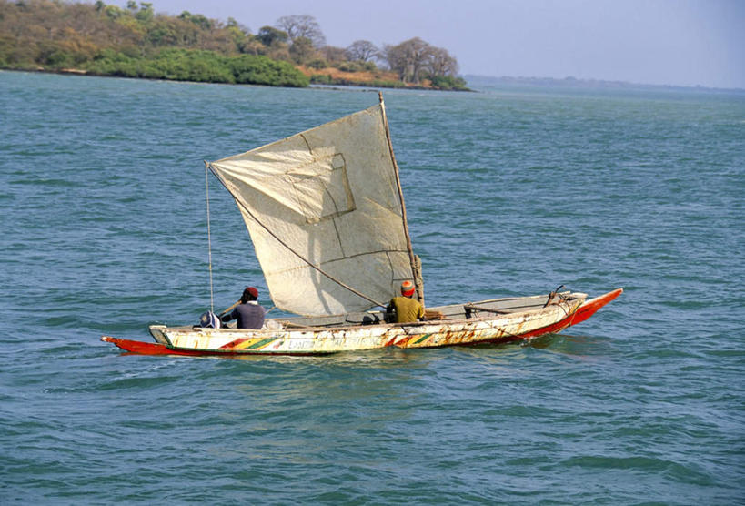 帆船,西方人,两个人,伙伴,朋友,坐,横图,室外,白天,正面,旅游,度假,友谊,河流,美景,水,植物,船,欧洲,非洲,冈比亚,黑人,欧洲人,一艘,阴影,波纹,飞溅,服装,溅,光线,液体,影子,河水,景观,水滴,水流,注视,休闲装,娱乐,水珠,树,树木,衣服,蓝色,绿色,倒影,蓝天,水纹,天空,阳光,自然,船尾波,交通工具,波浪,天,观察,看,享受,休闲,休闲服,景色,放松,服饰,生长,晴朗,成长,观看,察看,倒映,关注,喷洒,自然风光,载具,万里无云,阿非利加洲,西非,反照,冈比亚共和国,友情,男人,男性,中年男性,非洲人,晴空,晴空万里,坐着,彩图,全身