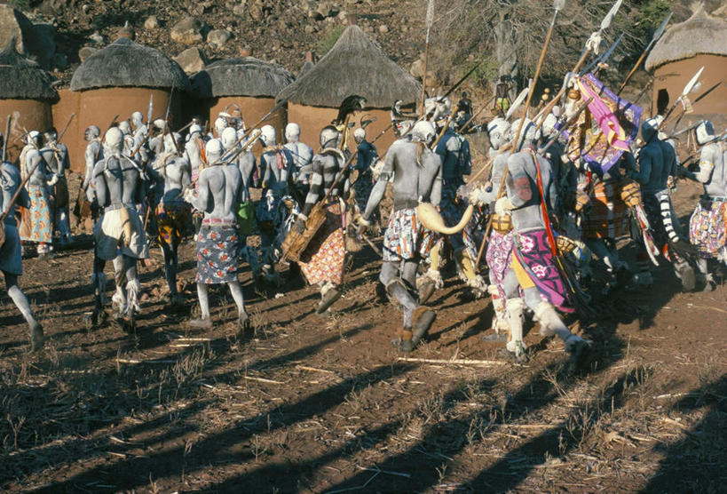 西方人,儿童,家,走,横图,室外,白天,民族服装,旅游,度假,别墅,建筑,欧洲,非洲,苏丹,黑人,欧洲人,握,阴影,服装,节日,装饰,光线,影子,房屋,屋子,公寓,许多人,拿,拿着,文化,娱乐,建设,传统,洋房,楼房,裸露,住宅,小孩,骑,背面,衣服,阳光,扛,祈祷,一群人,享受,休闲,健康,放松,握着,许愿,宗教,服饰,信仰,纪念,华丽,修饰,祈求,点缀,输送,衣着,穿着,运送,裸,北非,衬托,美观,雅致,雅观,阿非利加洲,衣饰,苏丹共和国,葬礼,扛在肩上,骑在肩上,平安,男孩,男人,男性,非洲人,步行,散步,走路,半身,彩图,传统服装,民俗服,房子,男生