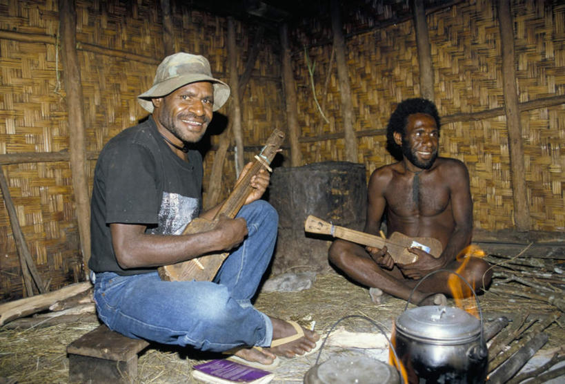 东方人,两个人,伙伴,朋友,家,坐,笑,微笑,露齿笑,横图,室内,白天,正面,旅游,度假,友谊,美景,帽子,书籍,椅子,金属制品,印度尼西亚,印尼,亚洲,服装,金属,壶,房屋,屋子,草屋,景观,吉他,乐器,弦乐器,弹奏,扭头,注视,休闲装,黄种人,娱乐,裸露,住宅,水壶,两个,衣服,自然,茶壶,容器,遮阳帽,书本,茅草屋,观察,看,转头,享受,休闲,休闲服,景色,放松,服饰,东南亚,观看,察看,关注,自然风光,弹拨弦鸣乐器,裸,印度尼西亚共和国,一顶,伊里安查亚,友情,男人,男性,中年男性,亚洲人,坐着,彩图,全身,房子,茅舍,茅屋,小屋,弹拨弦乐器