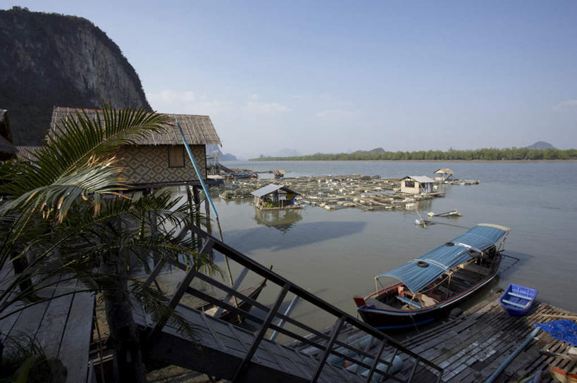 无人,家,码头,横图,俯视,室外,白天,度假,海浪,海洋,石头,美景,山,山脉,树林,植物,城市风光,城市,港口,船,泰国,亚洲,一艘,阴影,波纹,光线,石子,影子,房屋,屋子,景观,浪花,山峰,云,云朵,木船,涟漪,山峦,云彩,娱乐,楼房,住宅,树,树木,蓝色,绿色,白云,倒影,蓝天,水纹,天空,阳光,海水,交通工具,波浪,群山,天,享受,休闲,景色,放松,东南亚,生长,晴朗,成长,倒映,舟,载具,海景,泰王国,水晕,反照,攀牙府,大海,风浪,海,海水的波动,近岸浪,石块,岩石,涌浪,晴空,彩图,高角度拍摄,房子,摆渡口,埠头,渡口,渡头,港湾,海港,货运码头,口岸,商港