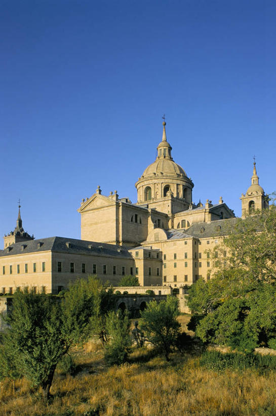 无人,竖图,室外,白天,仰视,旅游,度假,石头,植物,标志建筑,地标,建筑,西班牙,欧洲,阴影,节日,光线,石子,影子,首都,文化,娱乐,建设,树,树木,蓝色,绿色,蓝天,天空,阳光,自然,天,祈祷,享受,休闲,健康,马德里,旅游胜地,放松,许愿,宗教,信仰,生长,晴朗,成长,纪念,祈求,基督教,南欧,天主教,修道院,信念,万里无云,埃斯科里亚尔,西班牙王国,马德里自治区,神学院,修院,隐修院,平安,石块,岩石,晴空,晴空万里,彩图,低角度拍摄