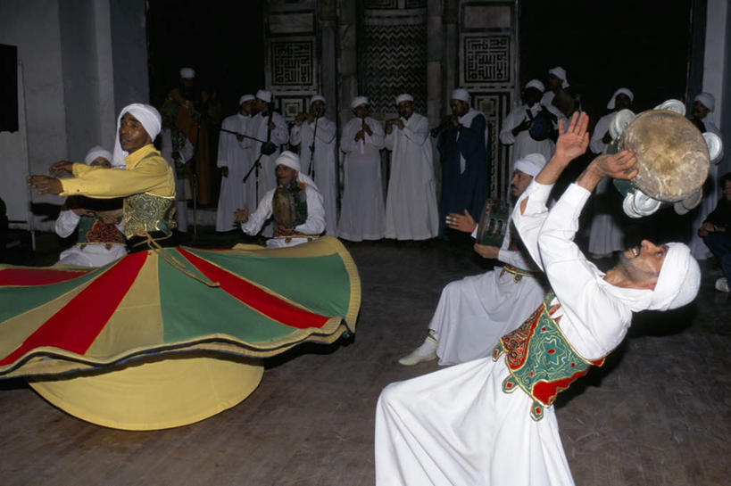 西方人,伙伴,朋友,家,站,举,横图,室外,夜晚,正面,民族服装,旅游,度假,跳舞,友谊,合作,团队,城市,帽子,欧洲,非洲,埃及,开罗,黑人,欧洲人,握,房屋,屋子,首都,许多人,拿,拿着,注视,礼帽,娱乐,楼房,住宅,白色,观察,看,托,站着,一群人,享受,休闲,放松,战略,握着,观看,察看,古埃及,关注,舞姿,北非,首府,阿拉伯埃及共和国,金字塔之国,棉花之国,联合,合谋,阿非利加洲,开罗省,铜锣,配合,协作,男人,男性,中年男性,非洲人,举起,举手,举着,向上举,向上伸,向上托,站立,半身,彩图,传统服装,民俗服,舞蹈,房子