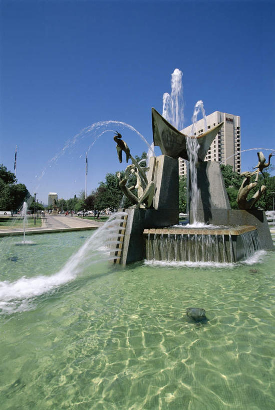 无人,家,竖图,室外,白天,正面,旅游,度假,水,植物,标志建筑,地标,建筑,喷泉,雕塑,澳大利亚,阴影,飞溅,艺术,装饰,溅,光线,雕刻,雕像,液体,影子,房屋,屋子,池塘,景观,水池,水滴,公寓,文化,娱乐,建设,洋房,楼房,住宅,水珠,树,树木,蓝色,绿色,蓝天,天空,阳光,自然,工艺品,天,品味,享受,休闲,旅游胜地,放松,生长,晴朗,成长,纪念,美术,喷洒,主题,大洋洲,水景,澳洲,陈列,万里无云,南方大陆,首府,功能,美学,美观,澳大利亚联邦,阿德莱德,南澳大利亚,南澳大利亚州,设计,晴空,晴空万里,彩图,房子