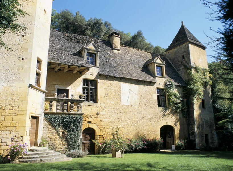 无人,栏杆,露台,横图,室外,白天,正面,旅游,度假,草地,草坪,植物,窗户,楼梯,门,阳台,标志建筑,地标,建筑,法国,西班牙,欧洲,阴影,光线,扶手,影子,堡垒,城堡,阶梯,墙,屋顶,云,云朵,云彩,顶棚,历史,娱乐,建设,护栏,玻璃窗,墙壁,墙面,台阶,草,树,树木,古代,蓝色,绿色,白云,蓝天,天空,阳光,自然,门框,天,享受,休闲,旅游胜地,放松,生长,晴朗,成长,要塞,南欧,法兰西共和国,西班牙王国,法兰西第五共和国,古远,设防,比利牛斯山脉,晴空,彩图,露天阳台