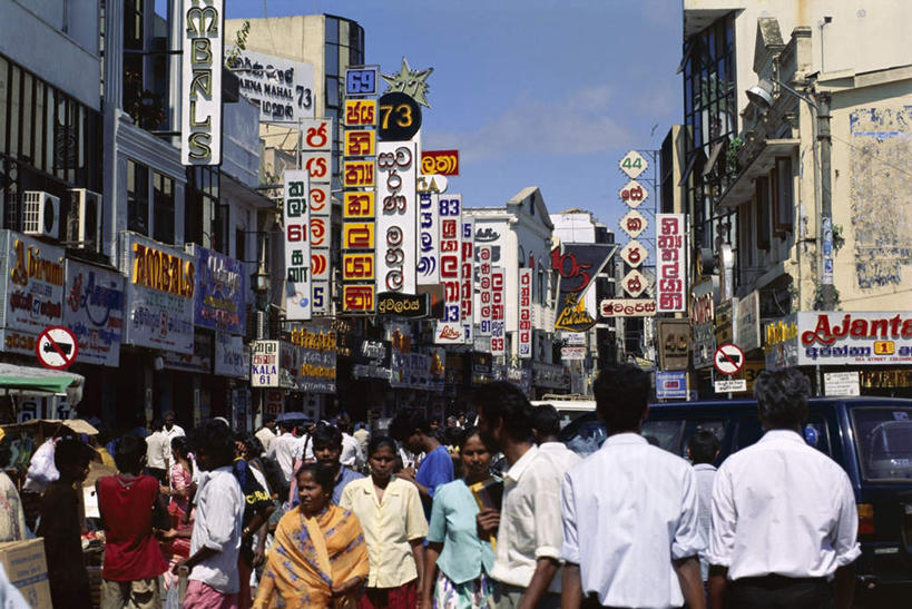 东方人,家,商店,走,横图,室外,白天,正面,购物,度假,消费,美景,城市风光,超市,城市,斯里兰卡,亚洲,阴影,服装,光线,英文,标志,文字,影子,字符,字母,房屋,屋子,景观,云,云朵,公寓,首都,许多人,云彩,注视,休闲装,黄种人,娱乐,标识,洋房,楼房,住宅,衣服,蓝色,白云,蓝天,天空,阳光,天,观察,看,一群人,享受,休闲,休闲服,景色,放松,金融,百货,服饰,晴朗,观看,英文字母,察看,关注,南亚,选购,贸易,百货公司,斯里兰卡民主社会主义共和国,血拼,科伦坡,男人,男性,女人,女性,中年男性,中年女性,亚洲人,晴空,步行,散步,走路,半身,彩图,房子,购物商场,购物中心,商业中心