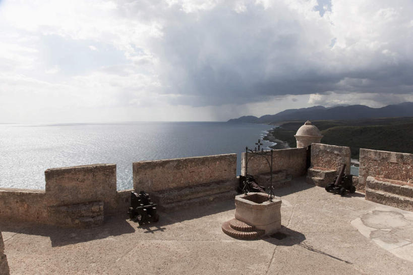 无人,露台,横图,俯视,室外,白天,旅游,度假,岛屿,石头,美景,沙滩,山,山脉,阳台,古巴,阴影,光线,沙子,石子,影子,堡垒,城堡,岛,海岸,景观,山峰,云,云朵,沙地,山峦,云彩,娱乐,蓝色,白云,蓝天,天空,阳光,群山,天,享受,休闲,旅游胜地,景色,放松,井,晴朗,北美,北美洲,要塞,美洲,北亚美利加洲,亚美利加洲,古巴共和国,设防,圣地亚哥.德.古巴,海滩,列岛,群岛,石块,岩石,诸岛,晴空,彩图,高角度拍摄,露天阳台