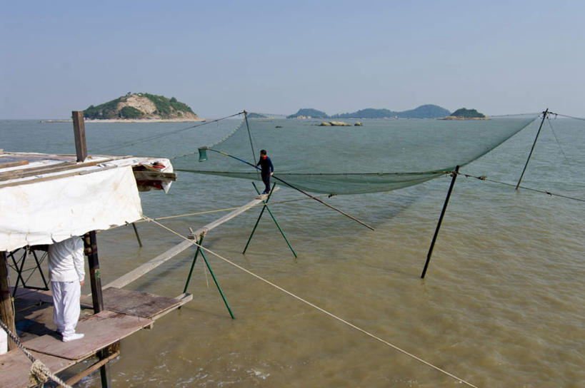 东方人,两个人,走,横图,俯视,室外,白天,旅游,度假,岛屿,海浪,海洋,美景,中国,亚洲,握,阴影,服装,光线,木板,影子,岛,景观,浪花,桥,木桥,拿,拿着,注视,休闲装,黄种人,娱乐,栈桥,衣服,蓝色,蓝天,天空,阳光,自然,海水,天,观察,看,享受,休闲,休闲服,景色,放松,平衡,握着,服饰,渔网,晴朗,观看,人行桥,木板桥,渔具,察看,关注,抓捕,自然风光,捕捞,鱼网,海景,东亚,广东,广东省,万里无云,拉网,捕捞工具,中华人民共和国,华南地区,粤,均衡,杆子,男人,男性,中年男性,亚洲人,大海,风浪,海,海水的波动,近岸浪,列岛,群岛,涌浪,诸岛,晴空,晴空万里,步行,散步,走路,彩图,高角度拍摄,全身
