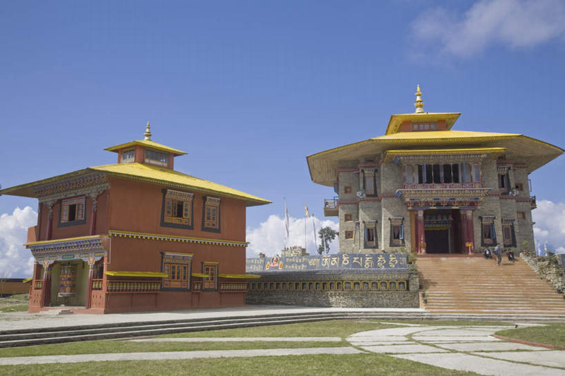 无人,栏杆,横图,室外,白天,正面,旅游,度假,草地,草坪,名胜古迹,植物,窗户,楼梯,标志建筑,道路,地标,建筑,路,印度,亚洲,阴影,节日,遗迹,光线,扶手,影子,阶梯,墙,云,云朵,小路,交通,云彩,古迹,文化,文物,娱乐,建设,古建筑,护栏,玻璃窗,墙壁,墙面,台阶,草,蓝色,绿色,白云,蓝天,天空,阳光,天,祈祷,享受,休闲,健康,旅游胜地,放松,许愿,宗教,信仰,晴朗,纪念,祈求,基督教,天主教,修道院,南亚,信念,古文明,印度共和国,锡金,锡金邦,神学院,修院,隐修院,平安,晴空,彩图