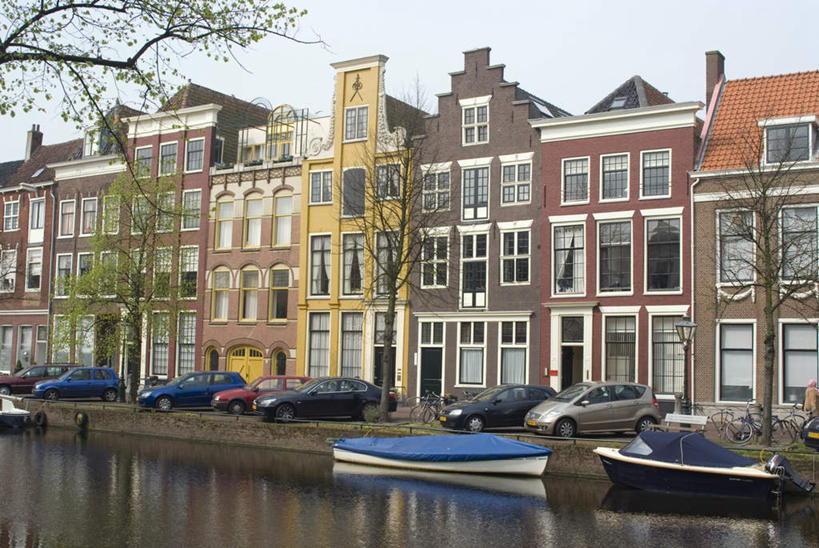 无人,家,横图,室外,白天,正面,度假,河流,美景,水,植物,窗户,窗帘,城市风光,城市,船,汽车,欧洲,荷兰,一排,许多,停靠,阴影,波纹,整齐,装饰,光线,影子,房屋,屋子,河水,景观,水流,木船,枝条,涟漪,两艘,娱乐,楼房,玻璃窗,住宅,车,树,树木,树枝,排列,蓝色,绿色,倒影,蓝天,水纹,天空,阳光,自然,帘子,交通工具,轿车,波浪,天,享受,休闲,遮阳,景色,放松,生长,晴朗,成长,华丽,修饰,点缀,倒映,舟,西欧,队列,停泊,载具,万里无云,水晕,衬托,美观,雅致,雅观,荷兰王国,尼德兰王国,反照,虬枝,枝杈,莱顿,晴空,晴空万里,彩图,房子