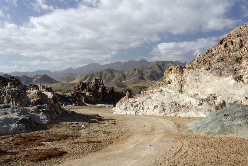 无人,竖图,室外,白天,正面,旅游,度假,石头,美景,山,山脉,非洲,南非,阴影,光线,石子,影子,景观,山峰,云,云朵,山峦,云彩,娱乐,蓝色,白云,蓝天,天空,阳光,自然,群山,天,享受,休闲,陡峭,景色,放松,晴朗,连绵,国家公园,绵延,自然风光,阿非利加洲,联贯,南非共和国,笔陡,峻峭,北开普省,石块,岩石,晴空,彩图