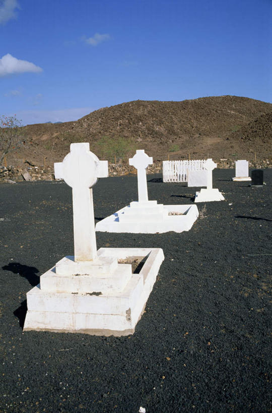 无人,竖图,俯视,室外,白天,旅游,度假,山,山脉,圭亚那,阴影,节日,光线,十字架,影子,山峰,云,云朵,山峦,首都,云彩,文化,娱乐,蓝色,白色,白云,蓝天,天空,阳光,群山,天,祈祷,享受,休闲,墓地,健康,南美,放松,许愿,宗教,信仰,晴朗,纪念,祈求,南美洲,坟墓,陵墓,拉丁美洲,美洲,坟场,亚美利加洲,南亚美利加洲,圭亚那合作共和国,乔治敦,阿森松岛,平安,晴空,彩图,高角度拍摄