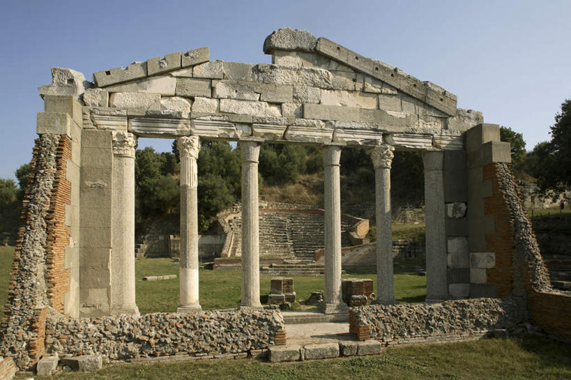 无人,横图,室外,白天,仰视,旅游,度假,草地,草坪,石头,名胜古迹,植物,标志建筑,地标,建筑,欧洲,阿尔巴尼亚,一排,阴影,遗迹,整齐,光线,石子,影子,柱子,古迹,文物,娱乐,建设,古建筑,废墟,草,树,树木,排列,蓝色,绿色,蓝天,天空,阳光,自然,天,享受,休闲,旅游胜地,放松,生长,晴朗,成长,队列,南欧,古文明,万里无云,阿尔巴尼亚共和国,石块,岩石,晴空,晴空万里,彩图,低角度拍摄