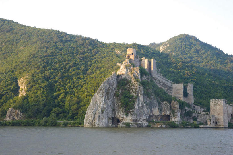 无人,横图,室外,白天,正面,河流,石头,美景,名胜古迹,森林,山,山脉,树林,水,植物,标志建筑,地标,建筑,欧洲,阴影,遗迹,光线,石子,影子,堡垒,城堡,墙,河水,景观,山顶,山峰,水流,山峦,古迹,文物,建设,古建筑,废墟,墙壁,墙面,树,树木,蓝色,绿色,倒影,蓝天,天空,阳光,自然,群山,天,旅游胜地,景色,生长,晴朗,成长,倒映,要塞,自然风光,古文明,东欧,沉积岩,万里无云,颠峰,极峰,反照,塞尔维亚,塞尔维亚共和国,设防,水成岩,石块,岩石,晴空,晴空万里,彩图