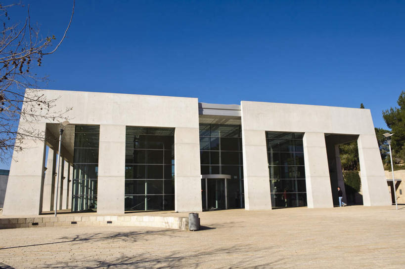 东方人,一个人,图书馆,走,横图,室外,白天,仰视,度假,美景,植物,窗户,落地窗,城市风光,城市,路灯,照明,巴勒斯坦,亚洲,仅一个男性,仅一个人,阴影,服装,光线,影子,墙,景观,灯光,首都,注视,休闲装,黄种人,娱乐,玻璃窗,墙壁,墙面,灯,树,树木,仅一个年轻男性,衣服,蓝色,绿色,蓝天,天空,阳光,自然,天,观察,看,享受,休闲,休闲服,景色,放松,服饰,生长,晴朗,成长,观看,照亮,察看,照明设备,关注,西亚,浏览室,万里无云,巴勒斯坦国,耶路撒冷,以色列犹太大屠杀纪念馆,男人,男性,年轻男性,亚洲人,晴空,晴空万里,步行,散步,走路,彩图,低角度拍摄,全身,书库,图书库,阅览室