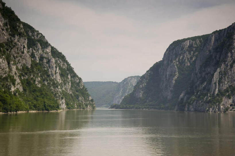无人,横图,室外,白天,正面,旅游,度假,海浪,海洋,石头,美景,山,山脉,雾,欧洲,阴影,朦胧,模糊,光线,石子,影子,景观,浪花,山顶,山峰,云,云朵,山峦,云彩,娱乐,蓝色,白云,倒影,蓝天,天空,阳光,自然,海水,群山,天,享受,休闲,景色,放松,晴朗,迷雾,倒映,自然风光,海景,东欧,沉积岩,颠峰,极峰,反照,塞尔维亚,塞尔维亚共和国,水成岩,大海,风浪,海,海水的波动,近岸浪,石块,岩石,涌浪,大雾,晴空,彩图