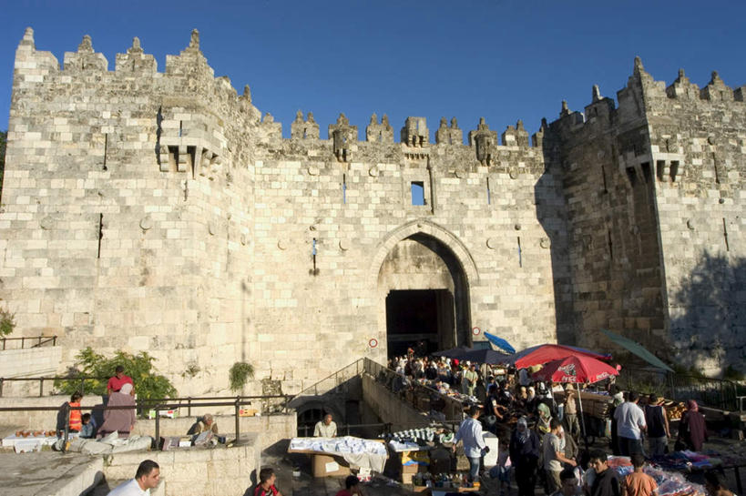 东方人,栏杆,站,走,横图,俯视,室外,白天,旅游,度假,名胜古迹,楼梯,门,标志建筑,地标,建筑,巴勒斯坦,亚洲,行人,游客,游人,阴影,服装,遗迹,光线,扶手,伞,影子,雨伞,遮阳伞,阶梯,墙,首都,许多人,注视,休闲装,黄种人,古迹,文物,娱乐,阳伞,建设,古建筑,护栏,路人,旅客,墙壁,墙面,台阶,衣服,蓝色,蓝天,天空,阳光,门框,天,观察,看,站着,一群人,享受,休闲,休闲服,旅游胜地,放松,服饰,晴朗,观看,察看,关注,西亚,古文明,万里无云,巴勒斯坦国,耶路撒冷,过客,大马士革门,男人,男性,女人,女性,中年男性,中年女性,亚洲人,晴空,晴空万里,步行,散步,站立,走路,半身,彩图,高角度拍摄