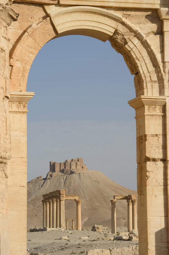 无人,竖图,室外,白天,仰视,旅游,度假,石头,名胜古迹,山,山脉,标志建筑,地标,建筑,叙利亚,亚洲,一排,阴影,遗迹,整齐,光线,石子,影子,柱子,山峰,拱门,山峦,古迹,文物,娱乐,建设,古建筑,排列,蓝色,蓝天,天空,阳光,群山,天,享受,休闲,旅游胜地,放松,晴朗,队列,西亚,古文明,万里无云,阿拉伯叙利亚共和国,巴尔米拉,巴尔米拉古城,巴尔米拉遗址,石块,岩石,晴空,晴空万里,彩图,低角度拍摄