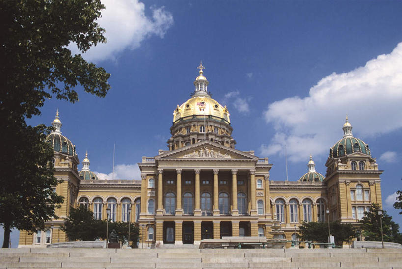 无人,高楼大厦,横图,室外,白天,正面,旅游,度假,办公楼,植物,标志建筑,城市,大厦,地标,建筑,摩天大楼,写字楼,叶子,美国,一排,阴影,整齐,并列,并排,光线,影子,柱子,云,云朵,绿叶,云彩,娱乐,建设,国会大厦,树,树木,排列,蓝色,绿色,白云,蓝天,天空,阳光,自然,楼宇,天,享受,休闲,嫩叶,旅游胜地,商务楼,放松,生长,晴朗,成长,北美,北美洲,队列,美洲,平行,国会大楼,首府,议会大厦,议会大楼,首都大厦,州议会大厦,州政府,州会议厅,北亚美利加洲,亚美利加洲,爱荷华州,艾奥瓦,艾奥瓦州,爱我华州,衣阿华州,鹰眼州,美国粮仓,迪莫伊,得梅因,叶,叶片,晴空,彩图,大楼,高层建筑,高楼,摩天楼