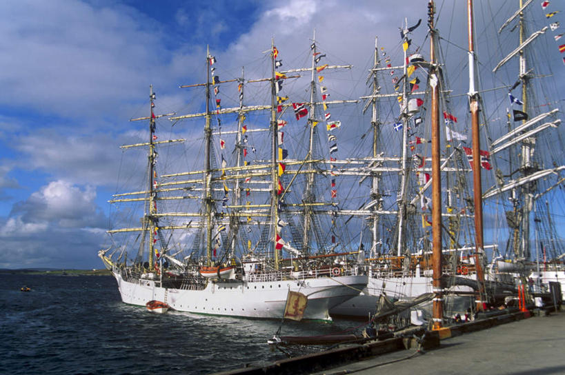 无人,码头,横图,室外,白天,正面,海浪,海洋,港口,轮船,船,英国,欧洲,一排,阴影,整齐,光线,影子,浪花,水平线,云,云朵,辽阔,海平线,云彩,苏格兰,排列,蓝色,白云,蓝天,天空,阳光,海水,交通工具,天,广阔,晴朗,一望无际,西欧,队列,载具,大不列颠,海景,大不列颠及北爱尔兰联合王国,首府,大不列颠联合王国,日不落英帝国,苏格兰王国,无边无际,一马平川,勒威克,梅恩兰岛,设得兰,设得兰群岛,谢德兰群岛,谢特兰群岛,大海,风浪,海,海水的波动,近岸浪,涌浪,晴空,彩图,摆渡口,埠头,渡口,渡头,港湾,海港,货运码头,口岸,商港,水天相接,水天一线