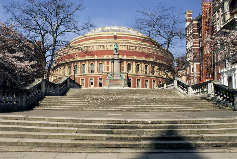 无人,音乐厅,栏杆,站,横图,室外,白天,正面,旅游,度假,植物,窗户,楼梯,标志建筑,地标,建筑,雕塑,英国,欧洲,伦敦,一排,阴影,艺术,整齐,装饰,光线,雕刻,雕像,扶手,影子,阶梯,云,云朵,首都,云彩,注视,娱乐,建设,护栏,玻璃窗,台阶,树,树木,排列,蓝色,绿色,白云,蓝天,天空,阳光,自然,工艺品,天,观察,看,站着,享受,休闲,旅游胜地,放松,生长,晴朗,成长,观看,纪念,美术,察看,西欧,队列,关注,主题,大不列颠,陈列,大不列颠及北爱尔兰联合王国,功能,美学,大不列颠联合王国,日不落英帝国,雾都,晴空,站立,彩图,全身,演奏厅,艾伯特演奏厅,皇家艾伯特演奏厅