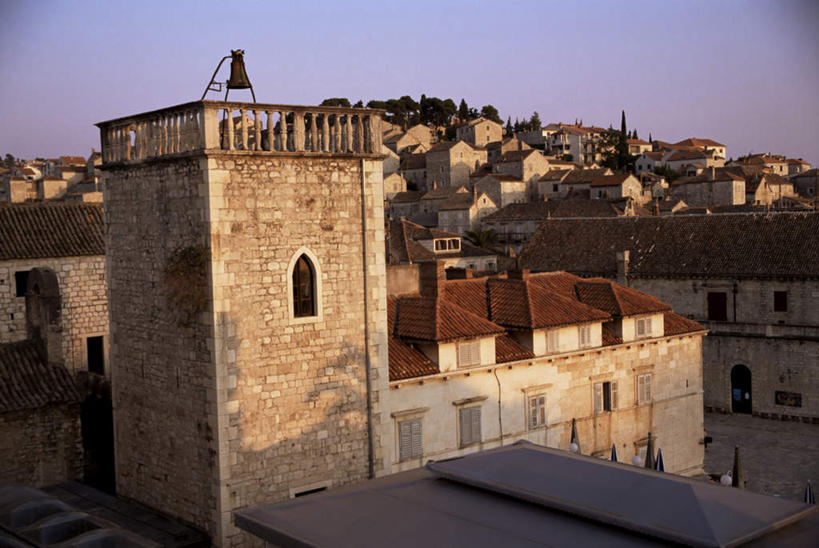 无人,家,宫殿,横图,俯视,室外,白天,旅游,度假,植物,标志建筑,地标,建筑,欧洲,克罗地亚,阴影,光线,瓦片,影子,房屋,屋顶,屋子,顶棚,瓦,娱乐,建设,楼房,住宅,树,树木,蓝色,绿色,蓝天,天空,阳光,自然,天,享受,休闲,旅游胜地,放松,建造,生长,晴朗,成长,屋瓦,万里无云,克罗地亚共和国,赫瓦尔岛,晴空,晴空万里,彩图,高角度拍摄,房子