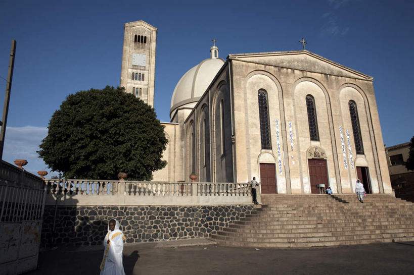 西方人,教堂,栏杆,站,走,横图,室外,白天,仰视,旅游,度假,植物,窗户,楼梯,门,标志建筑,地标,建筑,欧洲,非洲,厄立特里亚,黑人,欧洲人,阴影,服装,节日,光线,十字架,影子,阶梯,墙,屋顶,围栏,首都,许多人,顶棚,注视,休闲装,文化,娱乐,建设,护栏,玻璃窗,墙壁,墙面,台阶,树,树木,衣服,蓝色,绿色,蓝天,天空,阳光,自然,门框,天,观察,看,祈祷,站着,一群人,享受,休闲,健康,休闲服,旅游胜地,放松,许愿,宗教,服饰,信仰,生长,晴朗,成长,观看,纪念,祈求,察看,关注,信念,万里无云,阿非利加洲,阿斯马拉,厄立特里亚国,平安,男人,男性,女人,女性,中年男性,中年女性,非洲人,晴空,晴空万里,步行,散步,站立,走路,彩图,低角度拍摄,全身,大教堂,礼拜堂