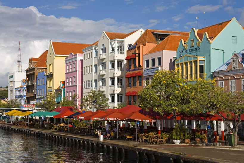 无人,家,横图,室外,白天,正面,度假,湖,湖泊,美景,水,植物,窗户,城市风光,城市,道路,路,一排,许多,阴影,波纹,整齐,光线,英文,标志,伞,文字,影子,雨伞,遮阳伞,字符,字母,房屋,墙,屋顶,屋子,湖面,景观,水流,水面,云,云朵,小路,交通,涟漪,很多,云彩,顶棚,娱乐,标识,阳伞,楼房,玻璃窗,墙壁,墙面,住宅,树,树木,排列,红色,蓝色,绿色,白云,倒影,蓝天,水纹,天空,阳光,自然,波浪,湖水,天,享受,休闲,景色,南美,放松,生长,晴朗,成长,英文字母,南美洲,倒映,西印度群岛,拉丁美洲,队列,美洲,荷属安的列斯群岛,威廉斯塔德,水晕,亚美利加洲,南亚美利加洲,反照,库拉索岛,晴空,彩图,房子