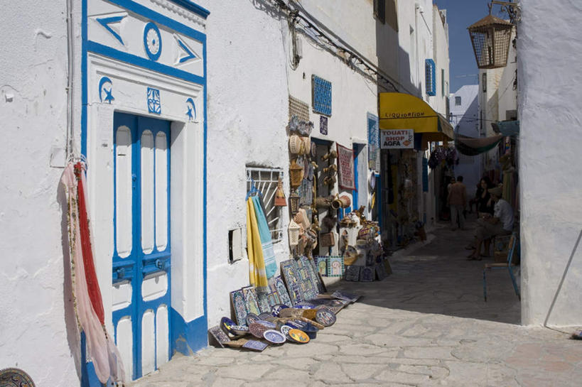 西方人,四个人,家,商店,站,横图,室外,白天,正面,购物,度假,消费,美景,城市风光,城市,道路,路,欧洲,非洲,突尼斯,黑人,欧洲人,阴影,服装,光线,影子,房屋,屋子,景观,小路,交通,注视,休闲装,娱乐,楼房,住宅,衣服,蓝色,蓝天,天空,阳光,天,观察,看,站着,享受,休闲,休闲服,景色,放松,金融,百货,服饰,晴朗,观看,察看,关注,选购,贸易,北非,万里无云,血拼,阿非利加洲,突尼斯共和国,哈马马特,男人,男性,中年男性,非洲人,晴空,晴空万里,站立,彩图,全身,房子,店铺,杂货店,杂货铺