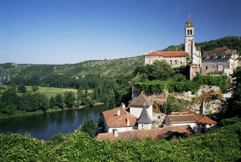 无人,家,横图,俯视,室外,白天,旅游,度假,草地,草坪,河流,山,山脉,水,植物,标志建筑,地标,建筑,法国,欧洲,阴影,波纹,朦胧,模糊,光线,影子,房屋,屋子,河水,山峰,水流,建筑群,涟漪,山峦,娱乐,建设,楼房,住宅,草,树,树木,排列,蓝色,绿色,倒影,蓝天,水纹,天空,阳光,自然,波浪,群山,天,享受,休闲,旅游胜地,放松,生长,晴朗,成长,倒映,万里无云,法兰西共和国,水晕,法兰西第五共和国,摆列,反照,南部.比利牛斯,洛特省,南部.比利牛斯大区,卡奥尔,晴空,晴空万里,彩图,高角度拍摄,房子,布列,分列