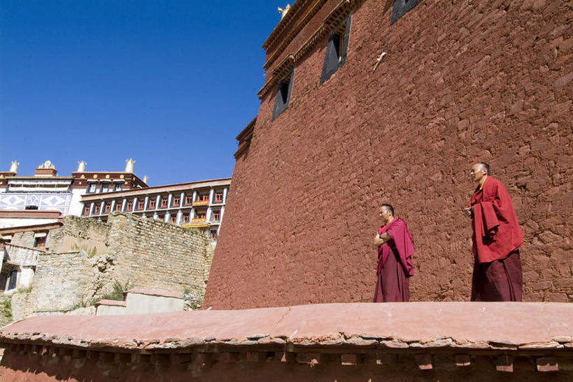 东方人,两个人,寺庙,站,横图,室外,白天,仰视,民族服装,旅游,度假,标志建筑,地标,建筑,中国,亚洲,阴影,节日,光线,影子,燃烧,注视,黄种人,文化,娱乐,建设,拉萨,西藏,蓝色,蓝天,天空,阳光,香火,庙宇,天,观察,看,祈祷,站着,享受,休闲,健康,旅游胜地,放松,许愿,宗教,佛教,信仰,晴朗,观看,纪念,祈求,察看,关注,藏,东亚,喇嘛,西藏自治区,万里无云,首府,中华人民共和国,西南地区,拉萨市,释教,达孜县,甘丹寺,达孜,平安,男人,男性,年轻男性,亚洲人,晴空,晴空万里,站立,彩图,低角度拍摄,全身,传统服装,民俗服,庙,寺