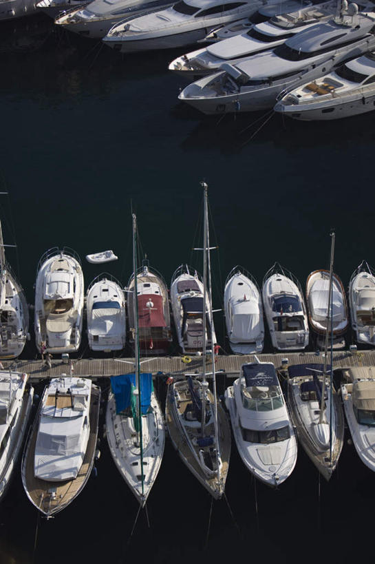 无人,码头,竖图,俯视,室外,白天,度假,海浪,海洋,美景,城市风光,城市,港口,船,摩纳哥,欧洲,一排,停靠,阴影,整齐,并列,并排,光线,影子,景观,浪花,游艇,娱乐,排列,倒影,阳光,海水,交通工具,享受,休闲,摩纳哥公国,景色,放松,倒映,队列,停泊,载具,平行,海景,蒙特卡洛,蒙地卡罗,反照,大海,风浪,海,海水的波动,近岸浪,涌浪,彩图,高角度拍摄,摆渡口,埠头,渡口,渡头,港湾,海港,货运码头,口岸,商港