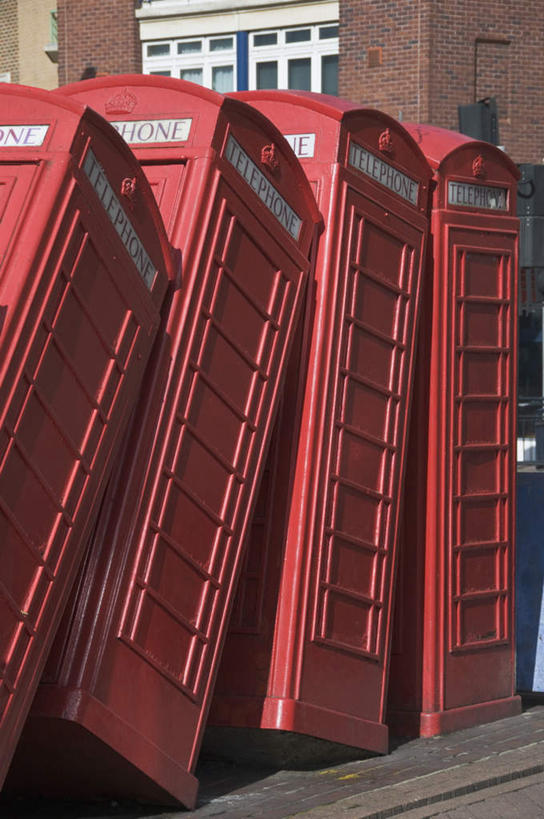 无人,家,竖图,室外,白天,正面,度假,美景,窗户,城市风光,城市,英国,欧洲,一排,阴影,整齐,光线,英文,标志,文字,影子,字符,字母,房屋,墙,屋子,景观,倾斜,娱乐,标识,楼房,英格兰,电话亭,玻璃窗,墙壁,墙面,住宅,排列,红色,阳光,四个,享受,休闲,景色,放松,英文字母,西欧,队列,大不列颠,歪斜,大不列颠及北爱尔兰联合王国,大不列颠联合王国,日不落英帝国,萨里,萨里郡,彩图,房子