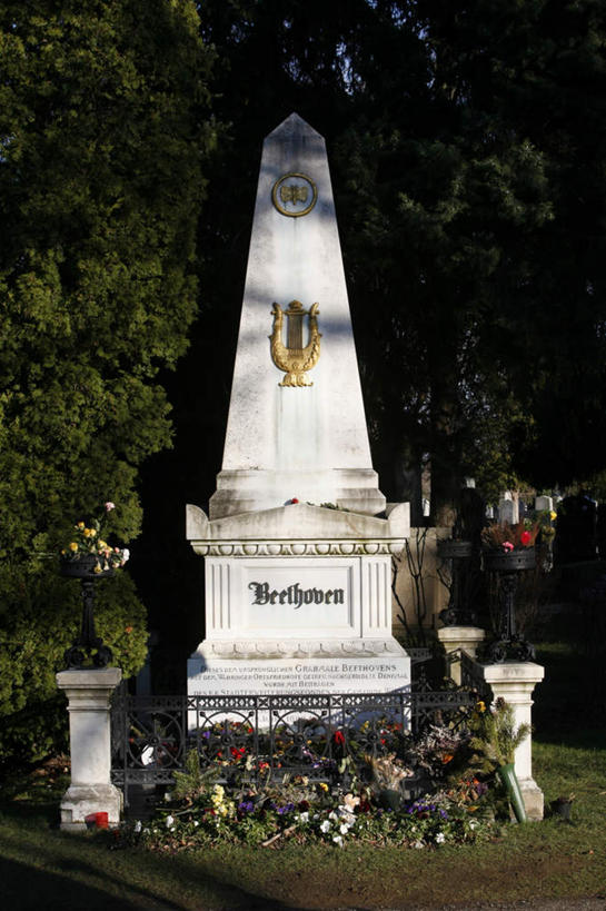 无人,竖图,室外,白天,正面,旅游,度假,草地,草坪,植物,标志建筑,地标,建筑,奥地利,欧洲,维也纳,阴影,光线,影子,首都,娱乐,建设,草,树,树木,绿色,阳光,自然,享受,休闲,墓地,旅游胜地,放松,生长,成长,死亡,掩埋,坟墓,陵墓,贝多芬,坟场,中欧,奥地利共和国,殒命,灭亡,埋葬,安葬,彩图