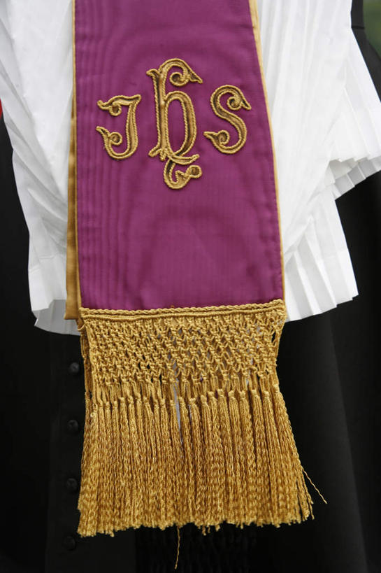 无人,竖图,室内,特写,白天,正面,刺绣,法国,欧洲,阴影,节日,光线,长袍,影子,文化,红色,祈祷,健康,许愿,宗教,信仰,纪念,华丽,祈求,基督教,天主教,法兰西共和国,法兰西第五共和国,富丽,华美,卢尔德,平安,彩图