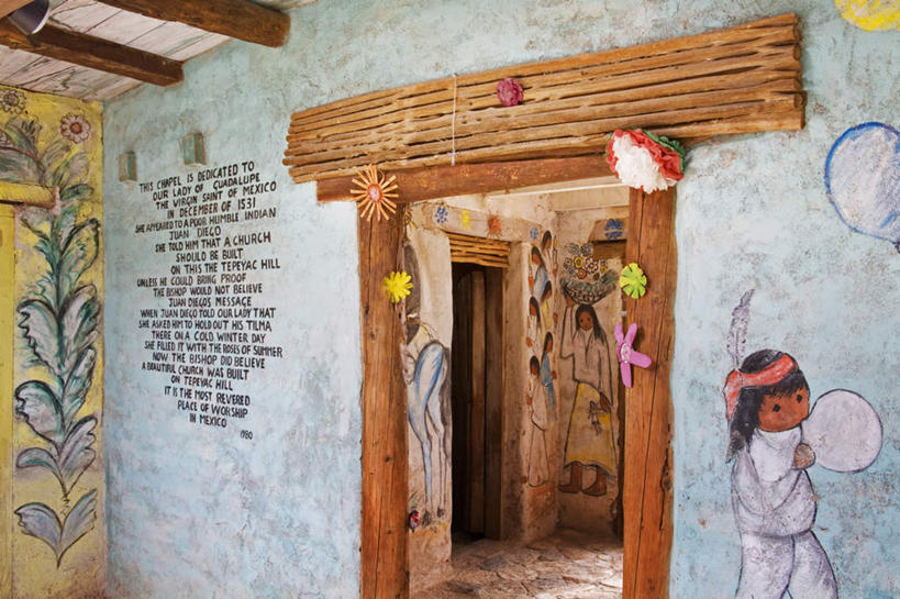 无人,教堂,横图,室内,白天,正面,旅游,度假,绘画,门,标志建筑,城市,地标,建筑,美国,节日,艺术,装饰,盛开,英文,标志,文字,字符,字母,墙,花蕾,文化,娱乐,标识,建设,壁画,墙壁,墙面,花,花瓣,花朵,鲜花,门框,花苞,花蕊,祈祷,享受,休闲,健康,旅游胜地,放松,许愿,宗教,信仰,纪念,英文字母,华丽,修饰,祈求,点缀,亚利桑那,北美,北美洲,基督教,天主教,美洲,信念,亚利桑那州,大峡谷之州,北亚美利加洲,亚美利加洲,衬托,美观,雅致,雅观,土桑,平安,画画,彩图,大教堂,礼拜堂