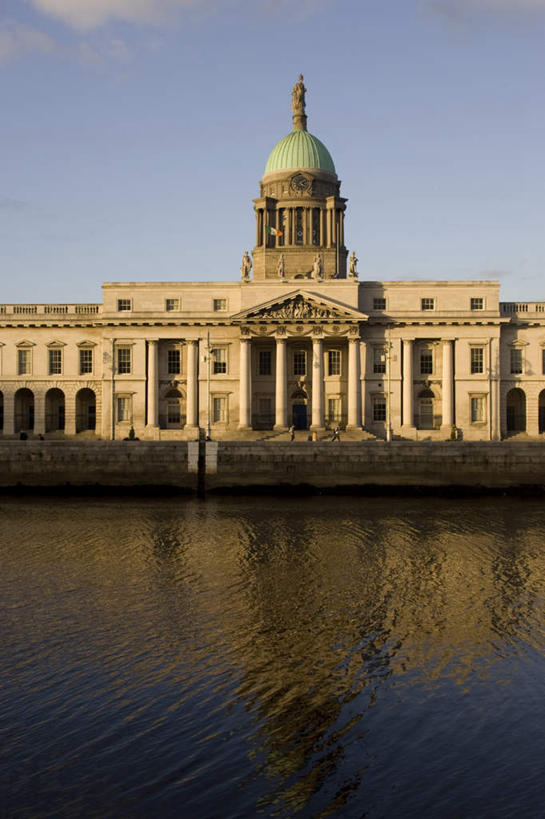 无人,竖图,室外,白天,正面,旅游,度假,河流,水,植物,窗户,标志建筑,地标,建筑,爱尔兰,欧洲,一排,阴影,波纹,整齐,光线,影子,房屋,屋子,河水,水流,云,云朵,涟漪,首都,云彩,娱乐,建设,楼房,玻璃窗,树,树木,排列,蓝色,绿色,白云,倒影,蓝天,水纹,天空,阳光,自然,波浪,天,享受,休闲,旅游胜地,放松,生长,晴朗,成长,倒映,西欧,队列,爱尔兰共和国,水晕,都柏林,反照,利菲河,晴空,彩图,房子