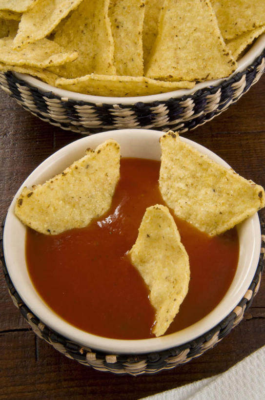 无人,竖图,俯视,室内,特写,白天,玉米,餐桌,桌子,辣椒,蔬菜,阴影,朦胧,模糊,新鲜,光线,棒子,影子,陶瓷,玉蜀黍,调料,酱料,酱汁,佐料,陶瓷制品,调味品,调味料,酱,两个,黄色,红色,容器,碗,有机食品,绿色食品,餐台,储藏,苞米,储存,苞芦,薄片,辣角,红海椒,大椒,辣虎,广椒,苞谷,包谷,大蜀黍,番麦,薏米包,玉高粱,玉麦,珍珠米,辣子,红辣椒,海椒,番椒,彩图,高角度拍摄,贮存