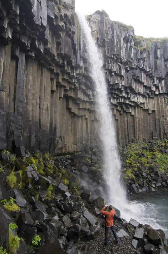 西方人,一个人,公园,站,举,竖图,室外,白天,仰视,旅游,度假,石头,美景,瀑布,山,山脉,水,相机,欧洲,冰岛,欧洲人,仅一个男性,仅一个人,仅一个中年男性,握,阴影,飞溅,服装,溅,光线,石子,液体,影子,景观,山峰,水滴,云,云朵,山峦,拿,云彩,拿着,注视,休闲装,娱乐,水珠,拍照,衣服,蓝色,白云,蓝天,天空,阳光,自然,数码相机,群山,天,看,托,站着,享受,休闲,休闲服,景色,放松,握着,摄影,服饰,晴朗,国家公园,关注,喷洒,自然风光,北欧,冰岛共和国,瓦特纳冰川国家公园,男人,男性,中年男性,白种人,照相机,跌水,石块,岩石,晴空,举起,举手,举着,抬头,向上举,向上伸,向上托,仰头,站立,彩图,低角度拍摄,全身,照相