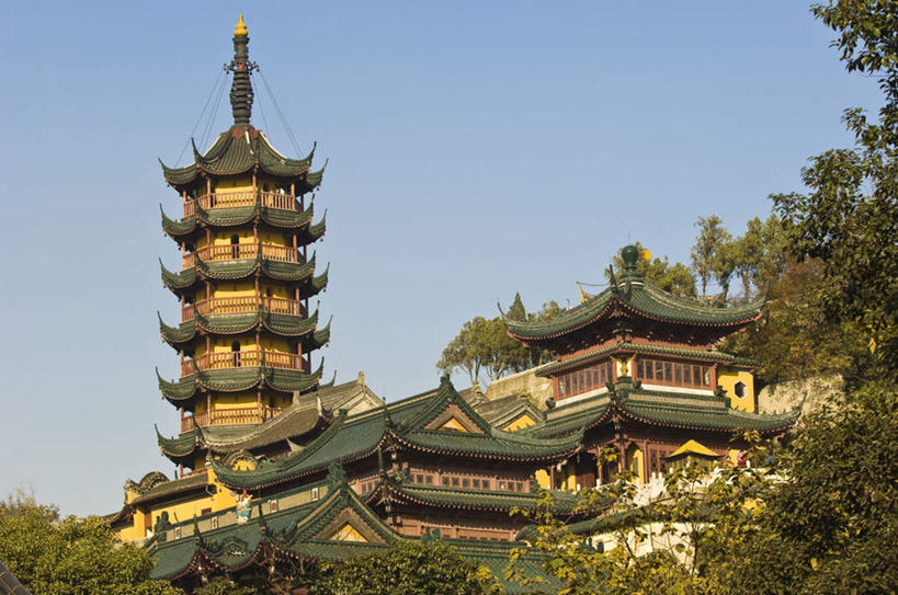 无人,寺庙,横图,室外,白天,仰视,旅游,度假,名胜古迹,植物,标志建筑,地标,建筑,中国,亚洲,阴影,遗迹,光线,影子,塔,古迹,文物,娱乐,建设,古建筑,江苏,宝塔,树,树木,蓝色,绿色,蓝天,天空,阳光,自然,庙宇,天,享受,休闲,旅游胜地,放松,生长,晴朗,成长,古文明,东亚,江苏省,万里无云,中华人民共和国,华东地区,苏,镇江,镇江市,金山寺,浮图,浮屠,晴空,晴空万里,彩图,低角度拍摄,庙,寺