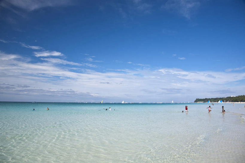 帆船,东方人,站,横图,室外,白天,正面,旅游,度假,海浪,海洋,美景,沙滩,植物,船,菲律宾,亚洲,阴影,服装,光线,沙子,影子,海岸,景观,浪花,水平线,云,云朵,辽阔,海平线,沙地,许多人,云彩,注视,休闲装,黄种人,娱乐,树,树木,衣服,蓝色,绿色,白云,蓝天,天空,阳光,自然,海水,交通工具,天,观察,看,站着,一群人,享受,休闲,广阔,休闲服,景色,放松,服饰,东南亚,生长,晴朗,成长,观看,一望无际,察看,关注,自然风光,载具,海景,菲律宾共和国,米沙鄢,米沙鄢群岛,无边无际,一马平川,长滩岛,男人,男性,女人,女性,中年男性,中年女性,亚洲人,大海,风浪,海,海水的波动,海滩,近岸浪,涌浪,晴空,站立,彩图,全身,水天相接,水天一线