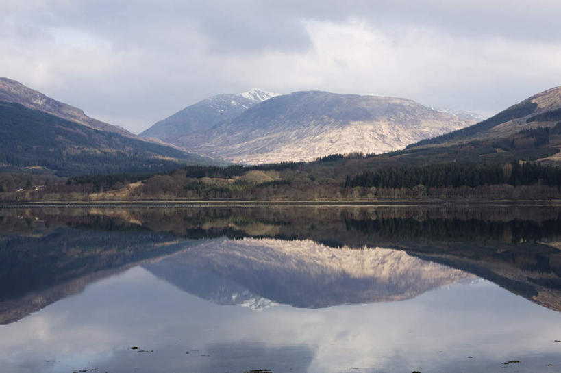 无人,横图,室外,白天,正面,旅游,度假,湖,湖泊,石头,美景,森林,山,山脉,树林,水,植物,英国,欧洲,阴影,光线,石子,影子,湖面,景观,山顶,山峰,水流,水面,云,云朵,山峦,云彩,娱乐,苏格兰,树,树木,蓝色,绿色,白云,倒影,蓝天,天空,阳光,自然,湖水,群山,天,享受,休闲,景色,放松,生长,晴朗,成长,倒映,西欧,自然风光,大不列颠,沉积岩,大不列颠及北爱尔兰联合王国,大不列颠联合王国,日不落英帝国,苏格兰王国,颠峰,极峰,反照,水成岩,威廉堡,石块,岩石,晴空,彩图