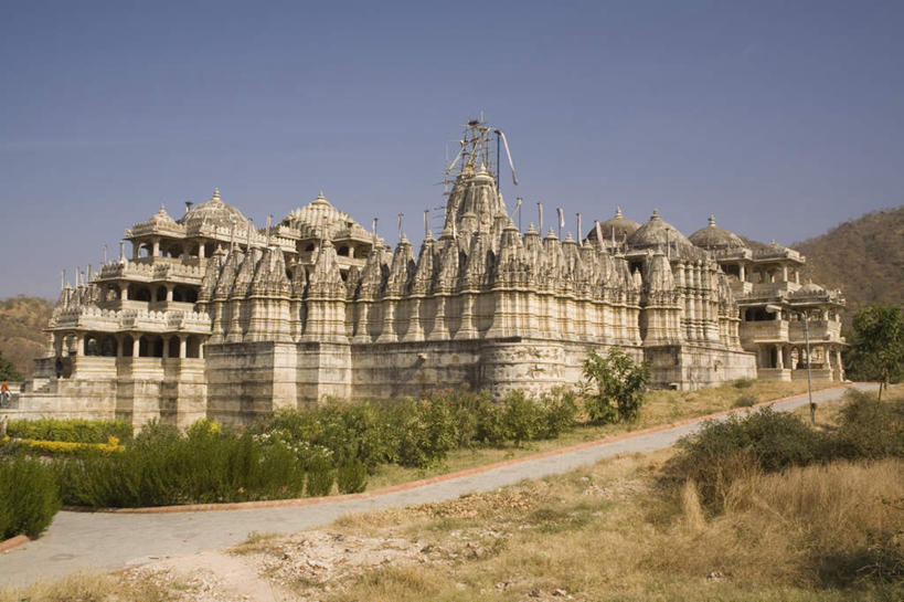 无人,寺庙,横图,室外,白天,仰视,旅游,度假,草地,草坪,石头,山,山脉,植物,标志建筑,地标,建筑,印度,亚洲,一排,阴影,节日,朦胧,模糊,整齐,光线,石子,影子,柱子,墙,山峰,山峦,燃烧,文化,娱乐,建设,墙壁,墙面,草,排列,蓝色,绿色,蓝天,天空,阳光,香火,庙宇,群山,天,祈祷,享受,休闲,健康,旅游胜地,放松,许愿,宗教,信仰,晴朗,纪念,祈求,队列,南亚,万里无云,斋浦尔,拉贾斯坦,拉贾普达那,拉贾斯丹,平安,石块,岩石,晴空,晴空万里,彩图,低角度拍摄,庙,寺