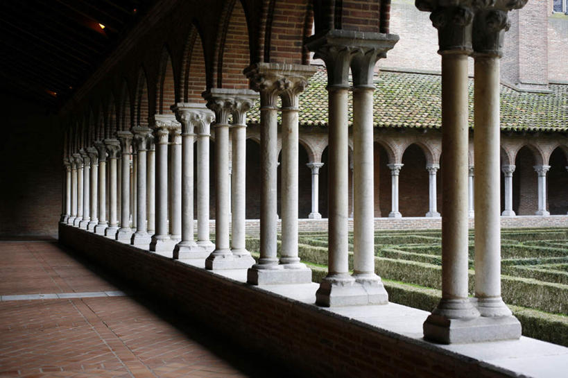 无人,教堂,横图,室外,白天,正面,旅游,度假,草地,草坪,植物,标志建筑,地标,建筑,法国,欧洲,一排,阴影,节日,朦胧,模糊,整齐,光线,影子,柱子,走道,走廊,过道,文化,娱乐,建设,草,排列,绿色,白色,阳光,祈祷,享受,休闲,健康,旅游胜地,放松,许愿,宗教,信仰,纪念,祈求,队列,信念,法兰西共和国,首府,省会,法兰西第五共和国,南部.比利牛斯,图卢兹,南部.比利牛斯大区,上加龙,上加龙省,平安,彩图,大教堂,礼拜堂