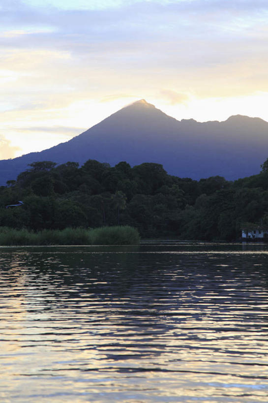 无人,竖图,室外,白天,正面,旅游,度假,湖,湖泊,美景,山,山脉,水,植物,尼加拉瓜,阴影,波纹,光线,影子,湖面,景观,山峰,水流,水面,云,云朵,涟漪,山峦,云彩,娱乐,树,树木,蓝色,绿色,白云,倒影,蓝天,水纹,天空,阳光,自然,波浪,湖水,群山,天,享受,休闲,景色,放松,生长,晴朗,成长,倒映,北美,北美洲,自然风光,美洲,水晕,北亚美利加洲,亚美利加洲,尼加拉瓜共和国,反照,晴空,彩图
