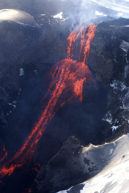 无人,竖图,俯视,室外,白天,旅游,度假,热情,火山,石头,美景,山,雪,雪山,大雪,火,欧洲,冰岛,阴影,飞溅,溅,光线,火焰,石子,液体,影子,冰,积雪,景观,山顶,山峰,雪景,冬季,冬天,山峦,燃烧,娱乐,阳光,自然,享受,休闲,烟,景色,放松,寒冷,冰冷,喷洒,自然风光,北欧,爆发,沉积岩,冰岛共和国,严寒,冰凉,酷寒,凛冽,凛凛,极冷,颠峰,极峰,暴发,发作,水成岩,活火山,石块,死火山,休眠火山,岩石,彩图,高角度拍摄