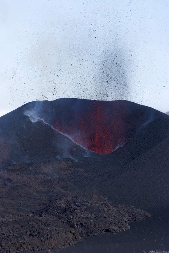 无人,竖图,俯视,室外,白天,旅游,度假,热情,火山,石头,美景,山,山脉,火,欧洲,冰岛,阴影,飞溅,溅,光线,火焰,石子,液体,影子,景观,山顶,山峰,山峦,燃烧,娱乐,蓝色,蓝天,天空,阳光,自然,群山,天,享受,休闲,烟,景色,放松,晴朗,喷洒,自然风光,北欧,爆发,沉积岩,万里无云,冰岛共和国,颠峰,极峰,暴发,发作,水成岩,活火山,石块,死火山,休眠火山,岩石,晴空,晴空万里,彩图,高角度拍摄