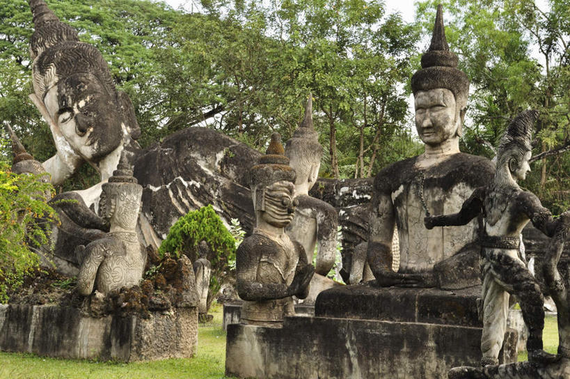 无人,横图,室外,白天,正面,旅游,度假,草地,草坪,植物,标志建筑,地标,建筑,雕塑,老挝,亚洲,阴影,节日,艺术,装饰,光线,雕刻,雕像,影子,首都,文化,娱乐,建设,石雕,草,树,树木,绿色,阳光,自然,工艺品,祈祷,享受,休闲,健康,旅游胜地,放松,许愿,宗教,东南亚,佛教,信仰,生长,成长,纪念,祈求,美术,主题,陈列,万象,功能,美学,释教,老挝人民民主共和国,香昆庙,香昆寺,平安,彩图