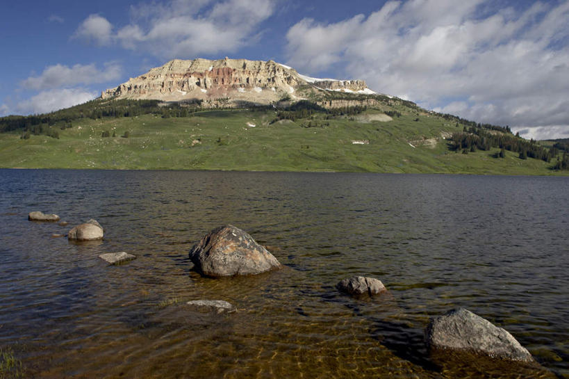 无人,横图,室外,白天,正面,旅游,度假,草地,草坪,湖,湖泊,石头,美景,森林,山,山脉,树林,水,植物,美国,阴影,波纹,光线,石子,影子,湖面,景观,山峰,水流,水面,云,云朵,涟漪,山峦,云彩,娱乐,草,树,树木,蓝色,绿色,白云,倒影,蓝天,水纹,天空,阳光,自然,波浪,湖水,群山,天,享受,休闲,景色,放松,生长,晴朗,成长,倒映,北美,北美洲,自然风光,美洲,怀俄明州,怀俄明,水晕,北亚美利加洲,亚美利加洲,平等之州,反照,肖松尼国家森林,石块,岩石,晴空,彩图