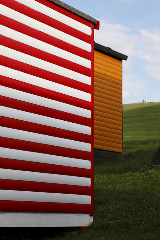 无人,家,竖图,室外,白天,仰视,旅游,度假,草地,草坪,植物,英国,欧洲,阴影,光线,影子,房屋,墙,屋子,云,云朵,云彩,娱乐,楼房,墙壁,墙面,住宅,草,红色,蓝色,绿色,白色,白云,蓝天,天空,阳光,天,享受,休闲,放松,晴朗,西欧,大不列颠,大不列颠及北爱尔兰联合王国,肯特郡,大不列颠联合王国,日不落英帝国,晴空,彩图,低角度拍摄,房子